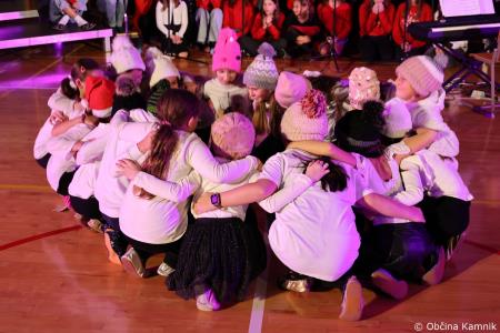 Miklavžev koncert na Osnovni šoli Toma Brejca napolnil telovadnico do zadnjega kotička (55)
